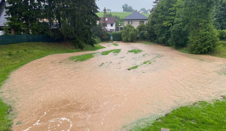 Deštivé počasí zvedá hladiny řek a potoků, na Rychnovsku voda opět zaplavuje sklepy