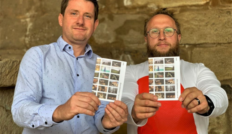 Jan Přibáň s Tomášem Poppem prezentují publikaci Skvělé jídlo z Plzeňského kraje