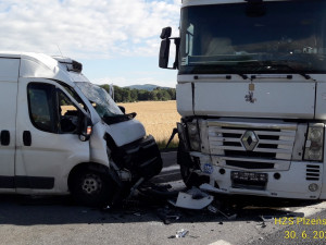 Dodávka narazila do kamionu před vjezdem do průmyslové zóny, jeden člověk se zranil