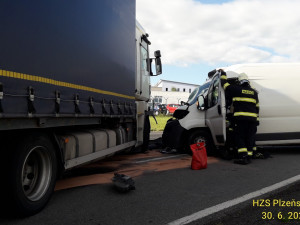 Dodávka narazila do kamionu před vjezdem do průmyslové zóny, jeden člověk se zranil