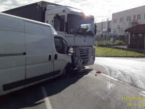 Dodávka narazila do kamionu před vjezdem do průmyslové zóny, jeden člověk se zranil