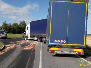 Dodávka narazila do kamionu před vjezdem do průmyslové zóny, jeden člověk se zranil