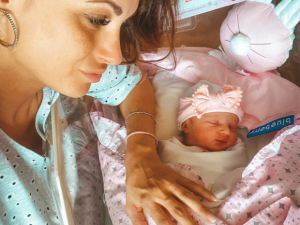 Bouřlivák Limberský se stal potřetí otcem, minutu po půlnoci se manželce Lence narodila Lilien