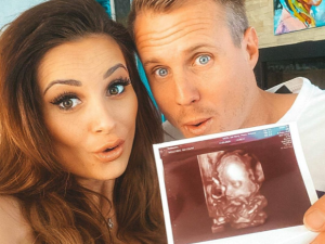 Bouřlivák Limberský se stal potřetí otcem, minutu po půlnoci se manželce Lence narodila Lilien