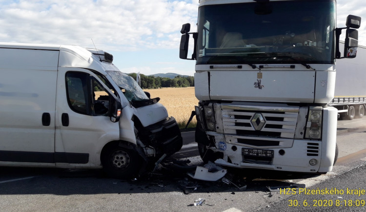 Dodávka narazila do kamionu před vjezdem do průmyslové zóny