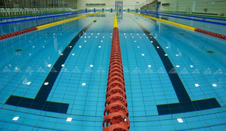 Krytý bazén 50 m se v Hradci přes léto nakonec otevře