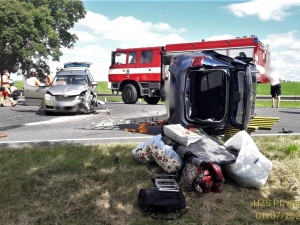 Cizinec nedal přednost v jízdě, dva automobily se srazily v křižovatce