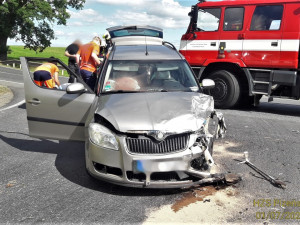 Cizinec nedal přednost v jízdě, dva automobily se srazily v křižovatce