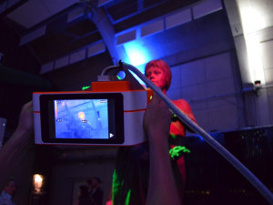 Instalace Jana Jáchima ze ZČU z názvem Zářivý úsměv dívky s kyticí