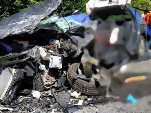 Čelní střet dvou osobáků si vyžádal jeden lidský život, dva muži utrpěli těžká zranění