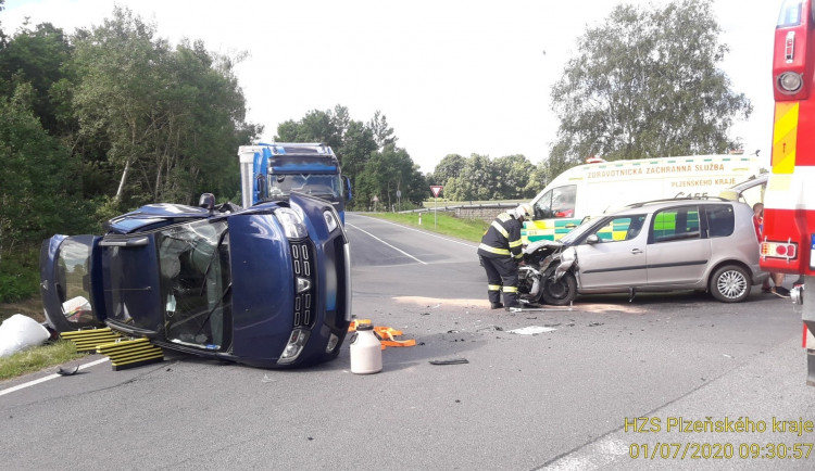 Jedno auto se po srážce převrátilo na bok