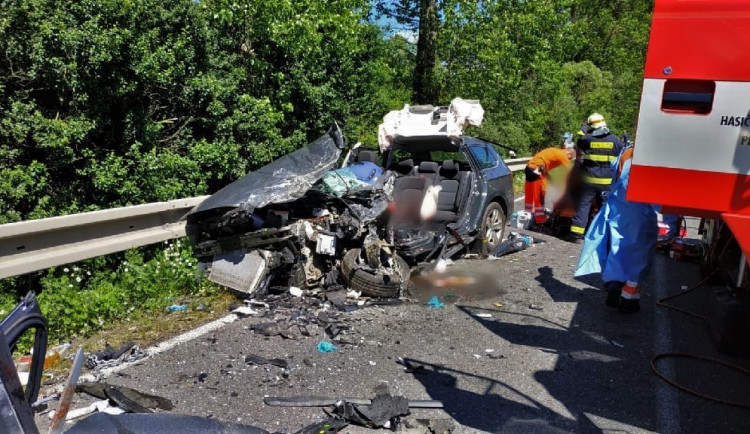 Při tragické nehodě zemřel jeden muž, dva utrpěli těžká zranění
