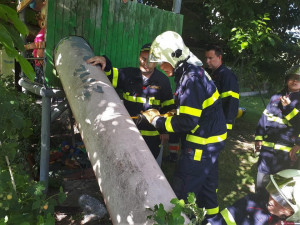 Hasiči vyprošťovali malého chlapce, zasekl se uvnitř trubky v dětském zahradním domku