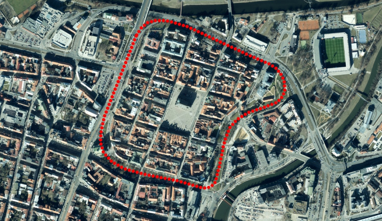 Červen tečky znázorňují schéma vymezení městské památkové rezervace