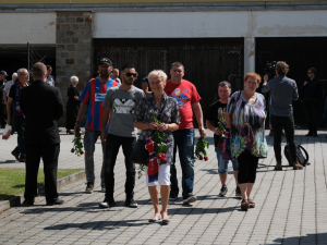 Plzeň se loučila s Mariánem Čišovským, fanoušci dojemně hladili jeho fotografii