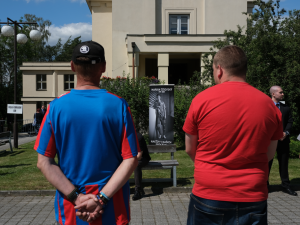 Plzeň se loučila s Mariánem Čišovským, fanoušci dojemně hladili jeho fotografii