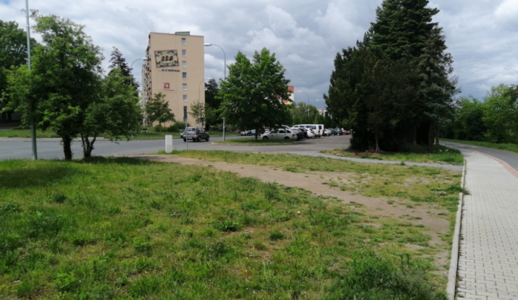 Sídliště ožije květnatou loukou, radnice doufá, že si tudy lidé už nebudou zkracovat cestu
