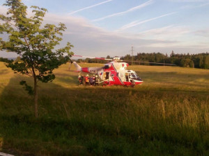 Motorkář se pokusil přeskočit silnici, pro zraněného muže letěl vrtulník