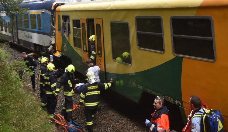 Mezi Perninkem a Novými Hamry se čelně srazily osobní vlaky, na místě dva mrtví a 20 zraněných