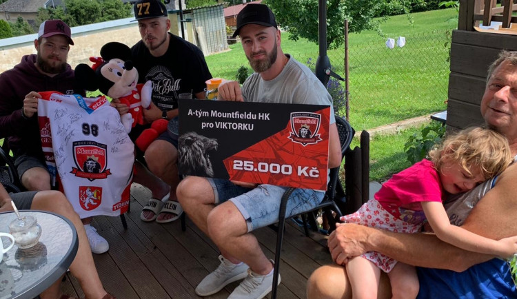 Hokejisté hradeckého Mountfieldu vyjeli za Viktorkou, které zemřeli po tragické nehodě u Černožic rodiče