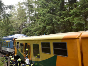 FOTO: Na trať se po tragické srážce vlaků opět vrátil provoz