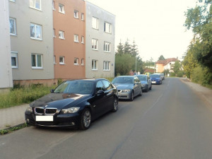 Neznámý vandal poškrábal lak 21 automobilů stojících v řadě v jedné ulici