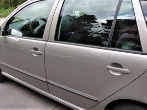 Neznámý vandal poškrábal lak 21 automobilů stojících v řadě v jedné ulici