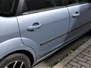 Neznámý vandal poškrábal lak 21 automobilů stojících v řadě v jedné ulici