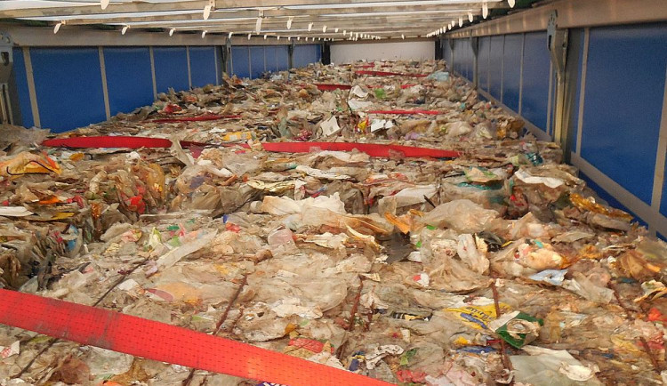 Ne vždy se v kamionech křižujících naší republiku převáží nové zboží. Někdy náklad pořádně zapáchá