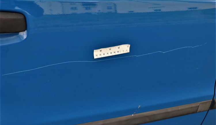 Neznámý vandal poškrábal lak 21 automobilů stojících v řadě v jedné ulici