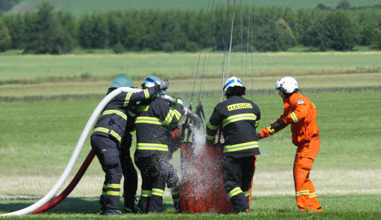 Hasiči z Jičínska absolvovali výcvik plnění bambi vaku při hašení požárů z vrtulníku