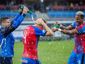 Rozloučení s legendou, kapitán Viktorie Roman Hubník zažil velké ovace