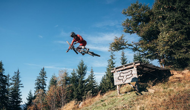 Česká i zahraniční elita bikerů dorazila na šumavský Špičák, jede se Mistrovství ČR v downhillu