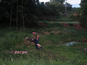 Tři kluci pomohli zachránit bobra, který uvízl v zapomenutém sklípku