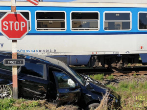 Motorista vjel s autem na nechráněném přejezdu přímo před vlak, střetu nešlo zabránit