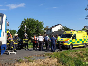 Motorista vjel s autem na nechráněném přejezdu přímo před vlak, střetu nešlo zabránit