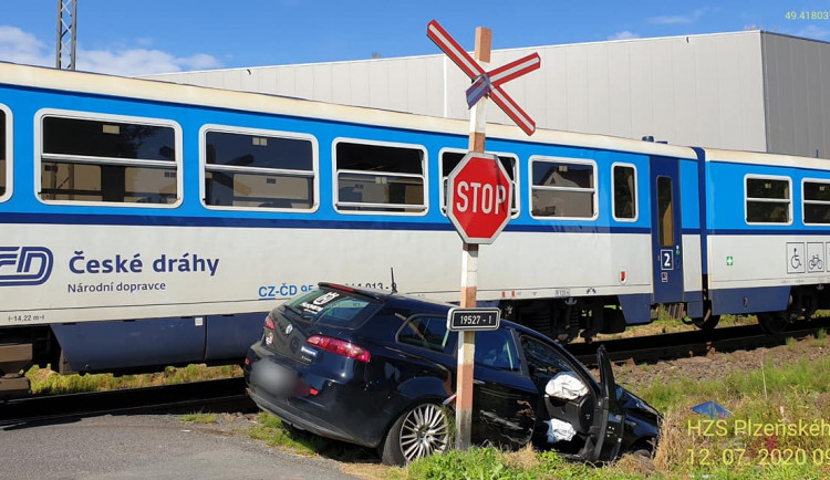 Motorista vjel s autem na nechráněném přejezdu přímo před vlak, střetu nešlo zabránit