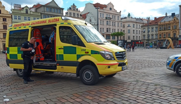 Chtěl napadnout policistku, skončil s rozbitou hlavou