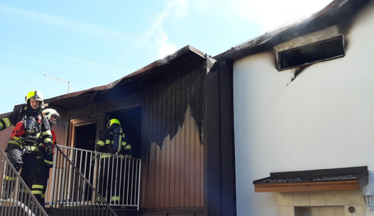 Při požáru rodinného domu byl vážně popálen starší muž