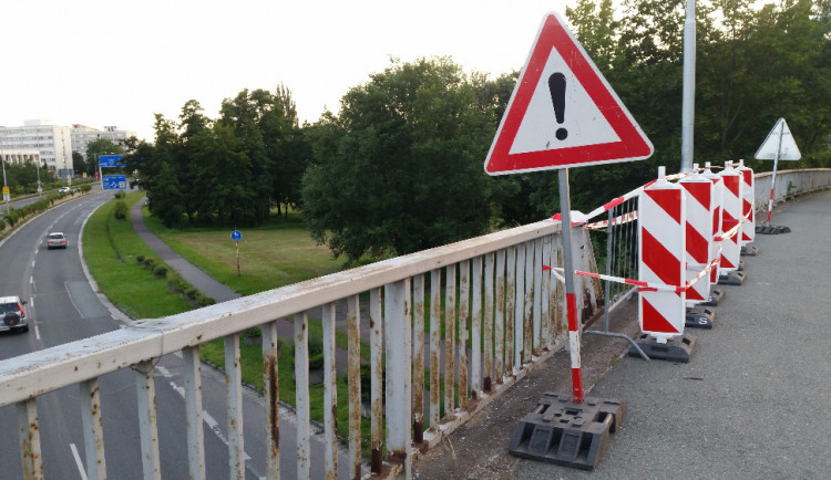 VIDEO: Hradec opraví zábradlí na malšovickém nadjezdu, skrze které proletěl opilý řidič