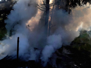 Oheň zcela pohltil brloh bezdomovců