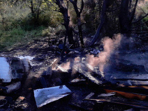 Oheň zcela pohltil brloh bezdomovců
