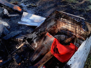 Oheň zcela pohltil brloh bezdomovců