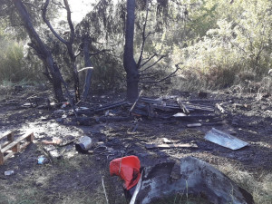 Oheň zcela pohltil brloh bezdomovců