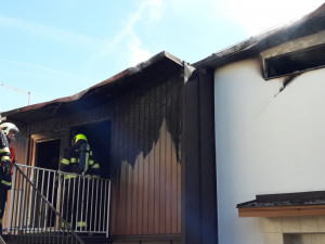 Při požáru rodinného domu byl vážně popálen starší muž