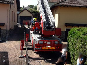 Při požáru rodinného domu byl vážně popálen starší muž