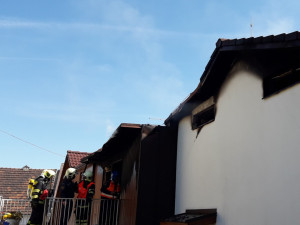 Při požáru rodinného domu byl vážně popálen starší muž