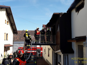 Při požáru rodinného domu byl vážně popálen starší muž
