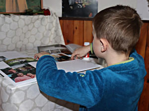 Do knihy lidé vlepují své společné fotografie