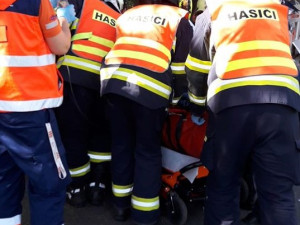 Auto narazilo u Letkova do stromu a převrátilo se na střechu, mladá žena se těžce zranila